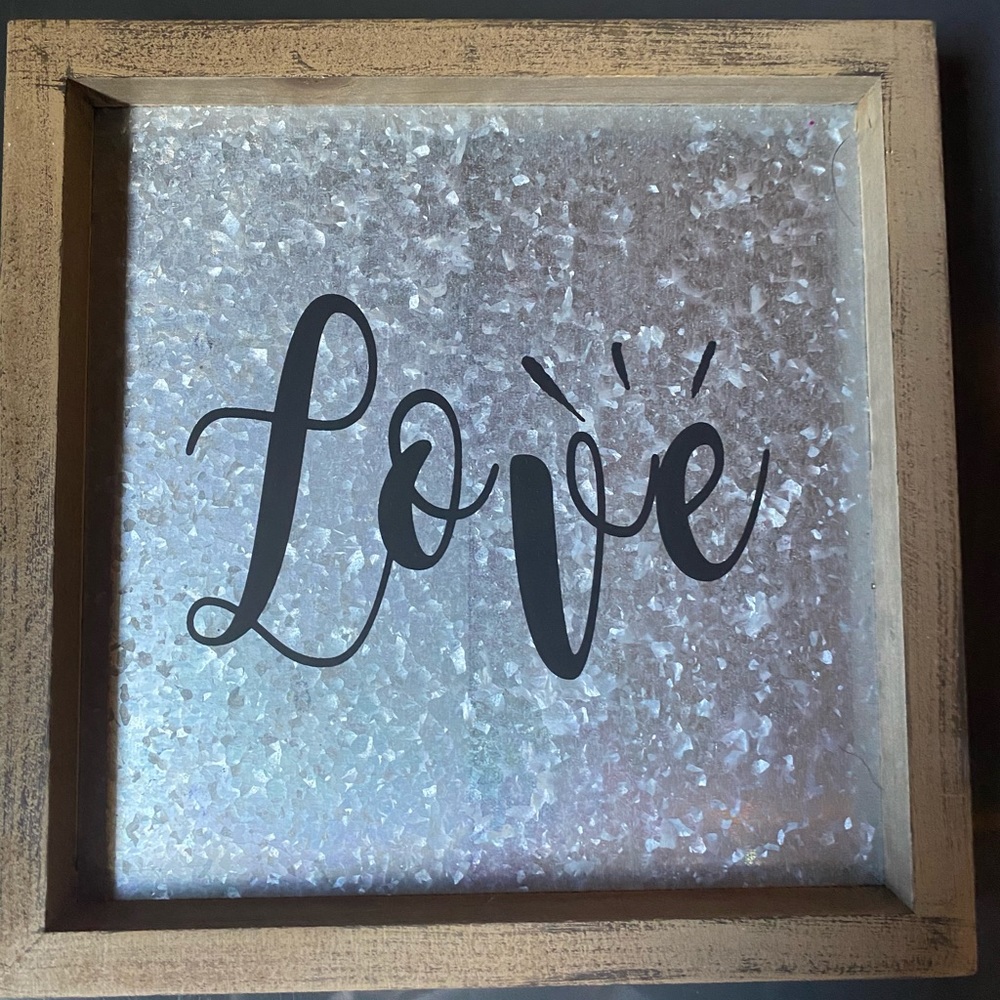 Rustic ‘love’ decor